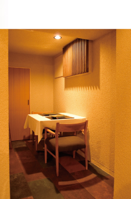 静岡県沼津市にある美食倶楽部 蓮なら、ゆっくりを語り合える2名様専用のテーブル席もご用意しております。